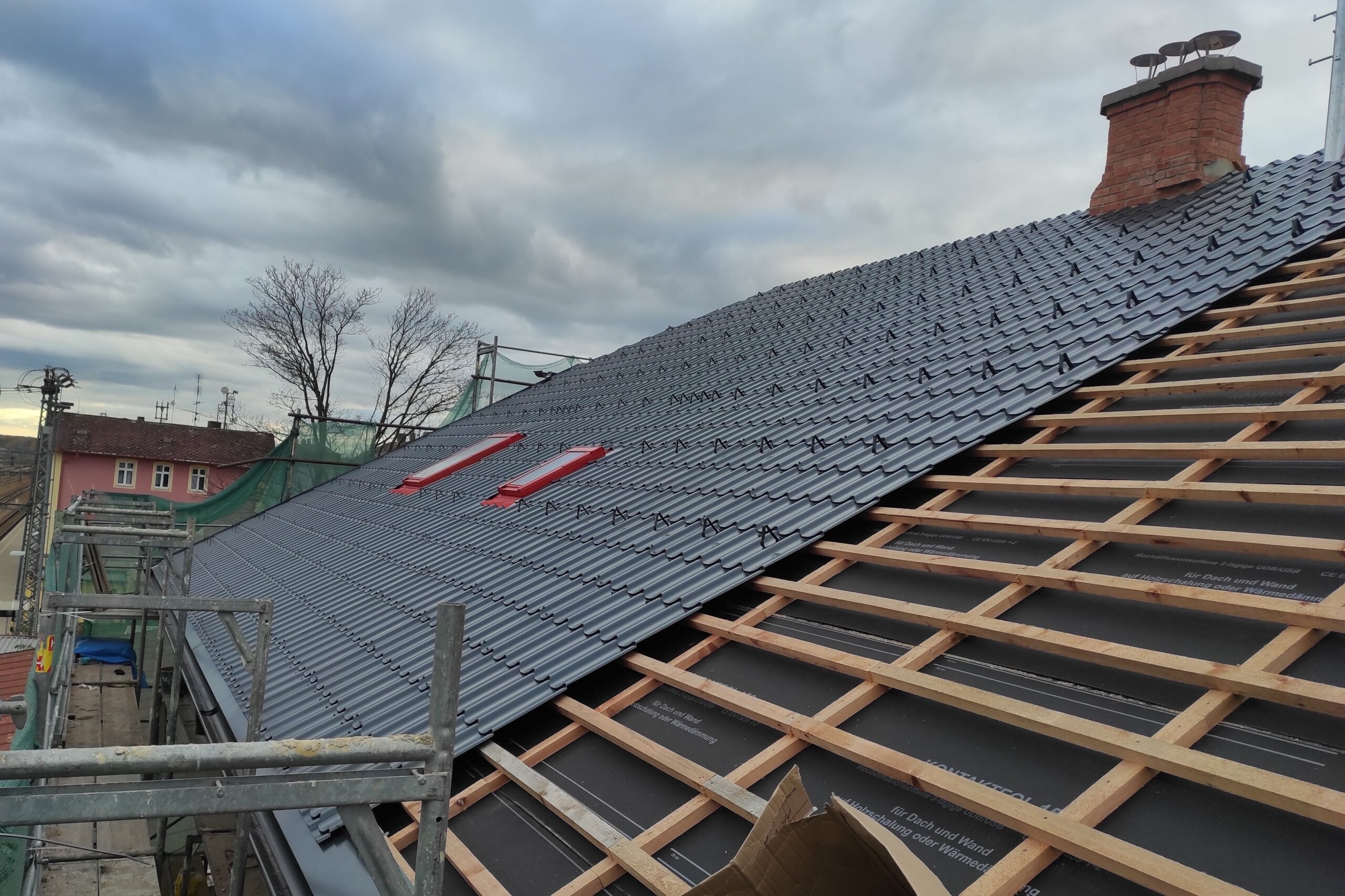 Tým MOZEDO při práci na střeše